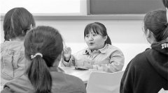 “玻璃女孩”走进课堂 大学生感叹：被打醒了