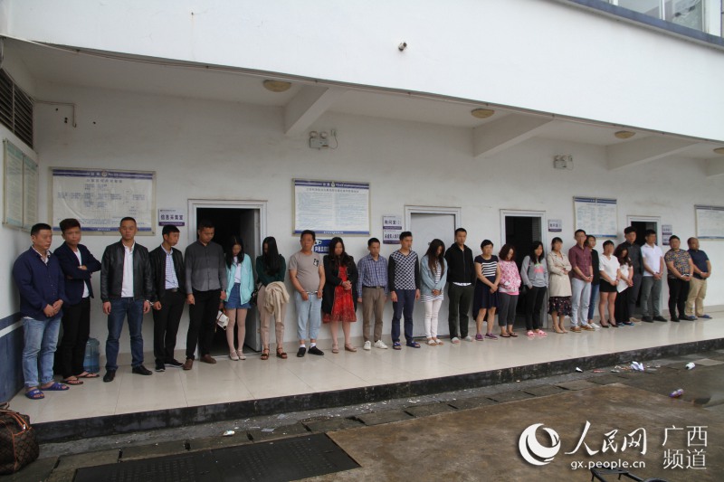 图为涉嫌传销人员被依法带回公安机关