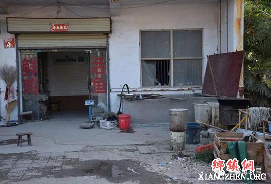 当年的市场批发部，案发时，曹红彬的妻子正睡在屋外小床看管货。受访者供图