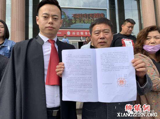 已服刑15年出狱的曹红彬（中）13日下午在禹州法院领到无罪判决。左一为其辩护人之一张旭华。 受访者供图