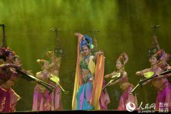 “与共和国同成长”慰问职工首场文艺演出举行