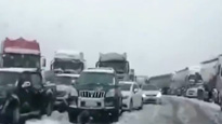 四川甘孜：降雪致上千台车辆滞留