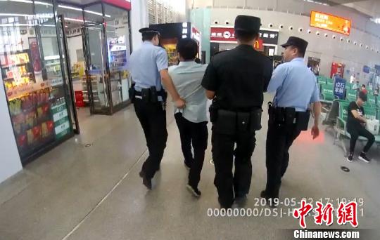 男子高铁上“耍酒疯”霸座殴打乘客被行政拘留5日