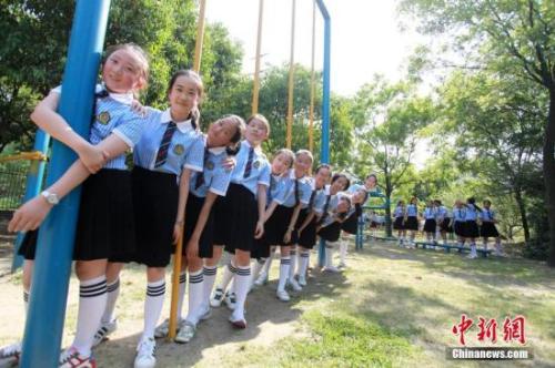 资料图:小学生毕业记录成长快乐,拍个性十足毕业照。孟德龙 摄