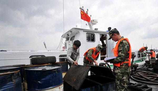 <b>江苏：走私成品油1500余吨 23人被抓获</b>