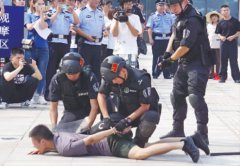 15分钟制服“暴恐分子”