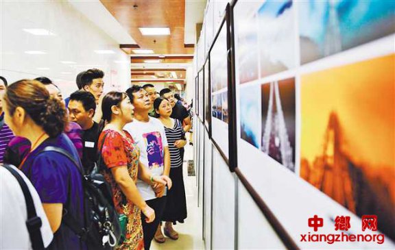 第八届重庆市摄影艺术展开幕