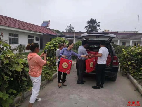 <b>塔桥村开展中秋节慰问活动</b>