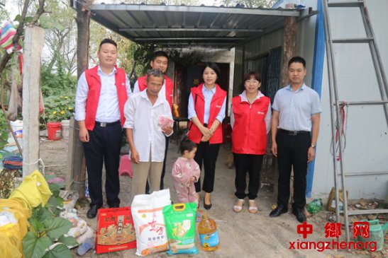 <b>让爱在阳光下连接---社会扶贫力量走进大泽乡镇送温暖</b>