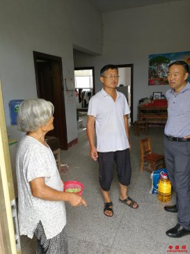 <b>安徽省五河县：招商和园区发展中心到官桥村慰问贫困户</b>