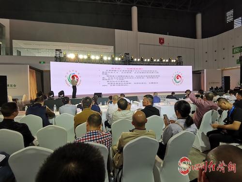 20190927_201952_480300.jpg 6、2019四川特色果业发展论坛现场,汪国良分享川果发展现状及建议.jpg