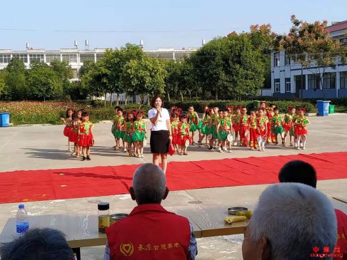 安徽凤阳县中都西苑幼儿园、禾康智慧养老到大庙镇东陵敬老院开展“双节”慰