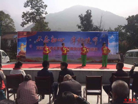 <b>陕西渭南市华州区杏林镇：  主题教育文艺巡演走进杏林镇李坡村</b>