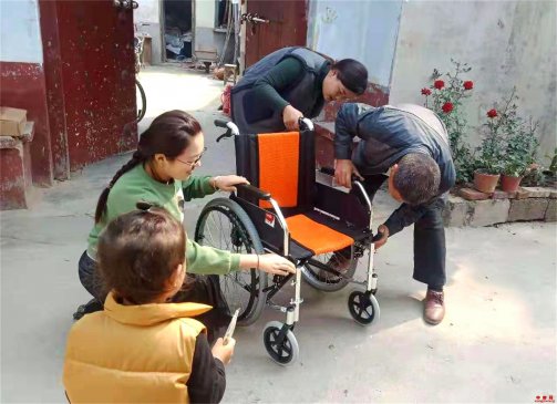 山东郯城：烈士“母亲”获赠新轮椅