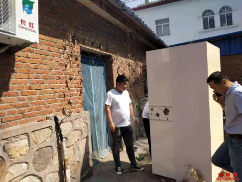 <b>安徽：五河县朱顶镇为贫困户送衣柜  助力脱贫攻坚</b>