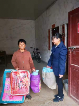 不忘初心 牢记使命】湖南新宁县市场监督管理局衣衣情深送温暖 助力扶贫献爱