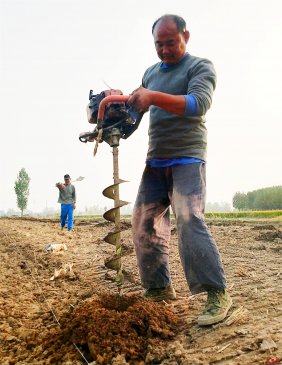 <b>山东郯城：土地挖坑机能顶十“劳力”</b>