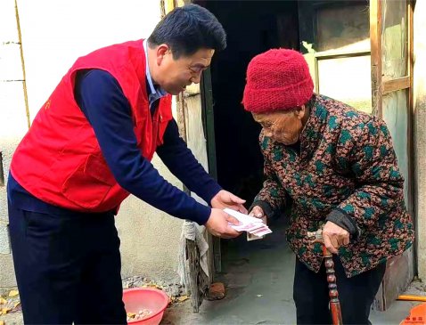 山东郯城：“管老师”志愿队“专管”低保户