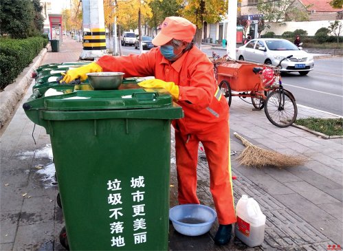 <b>山东郯城：环卫工人守初心好敬业</b>