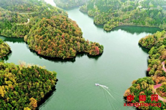 湖山相映美如画