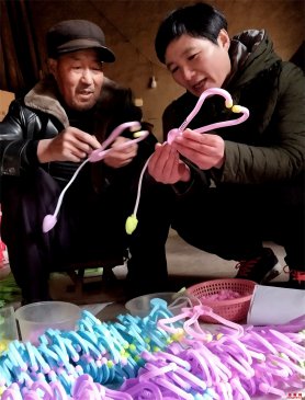 山东郯城：贫困老人玩“玩具”出效益