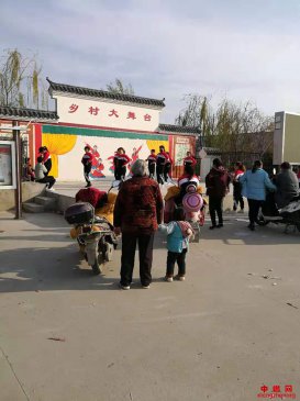 安徽省怀远县兰桥乡联合村大舞台让乡村妇女舞起来