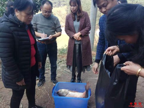 <b>湖南新宁县市监局驻新寨村帮扶工作队以购代销促脱贫，消费扶贫献爱心</b>