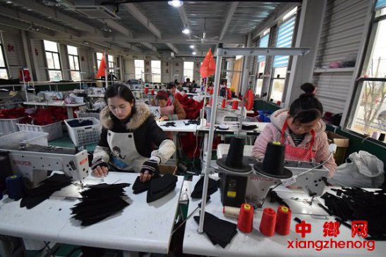 <b>安徽：扶贫工厂棒球帽远销海外</b>