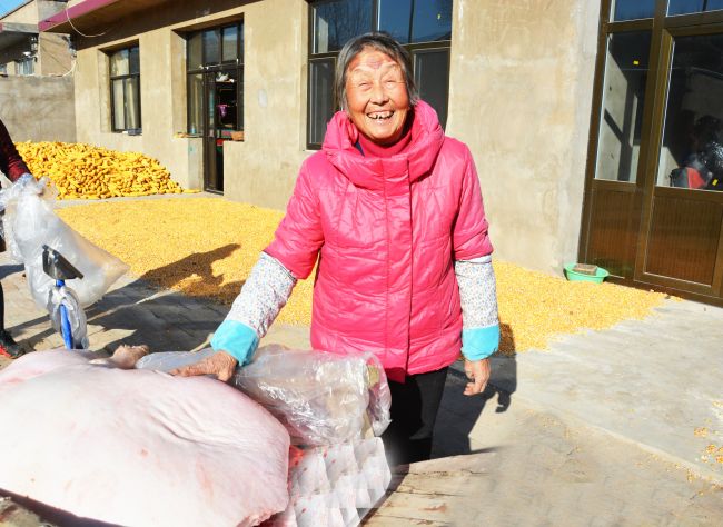 面对一年丰收的成果，张腊花喜笑颜开