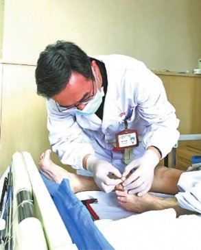 家属不敢剪 修脚师不愿来 医生变身“修脚工”为昏迷老人修趾甲