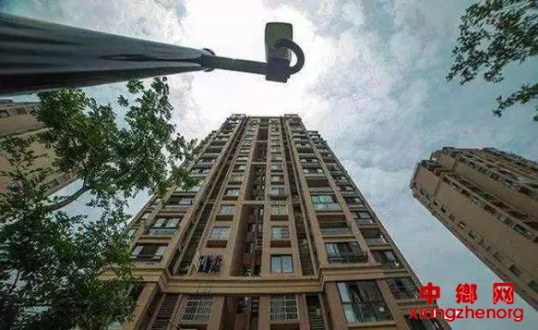 9岁男孩21楼扔牛奶砸伤老人 家长被判赔7万