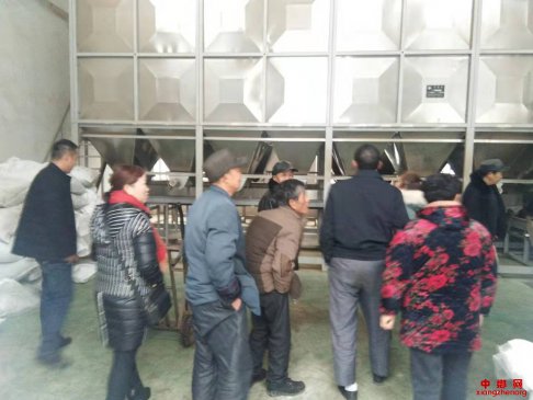 安徽省贵池区牌楼镇组织贫困户去合作主体参观