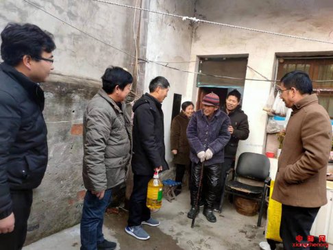 <b>安徽省龙亢镇新街村开展节日走访慰问贫困户活动</b>