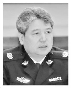 用实际行动坚决做到“两个维护”