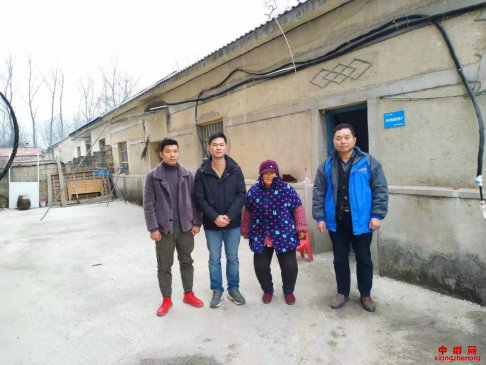 <b>安徽新辉达公司为贫困户打地坪受点赞</b>