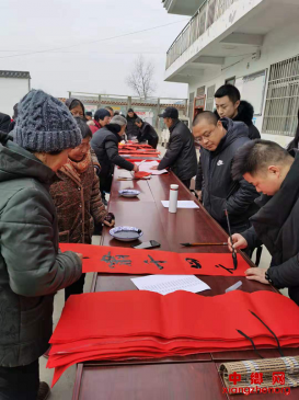 <b>安徽省埇桥区民政组织书画界人士开展下乡送春联活动</b>