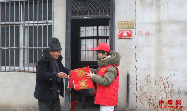 <b>安徽省埇桥区桃园镇团委：积极开展“送春联、讲政策、助扶贫”活动</b>