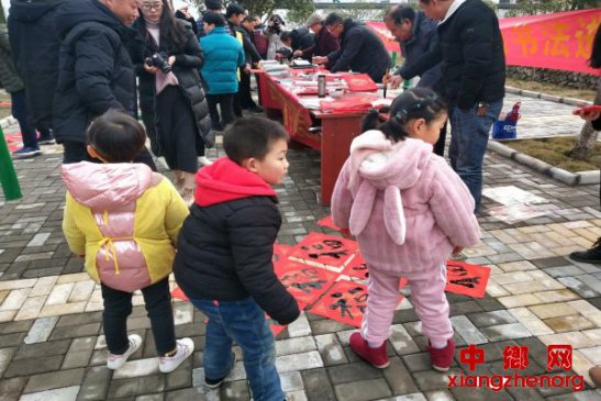 <b>安徽省棠溪镇花庙村：写春联，送福字，浓浓的年味暖人心</b>