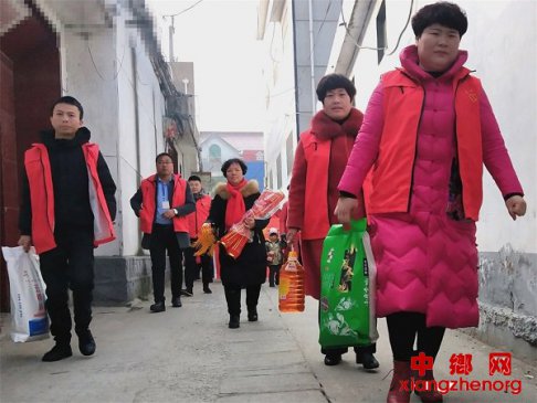 <b>山东郯城：喜迎金鼠年“红马甲”救助贫困走上前</b>