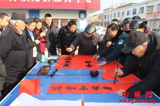 <b>安徽界首：义务书写春联</b>