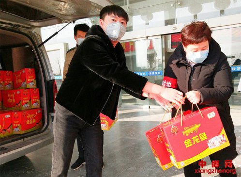 <b>山东郯城：“好小伙”300箱食品送防控疫情第一线</b>