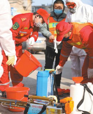 <b>战“疫”，社区扎紧防控篱笆（法治头条）</b>