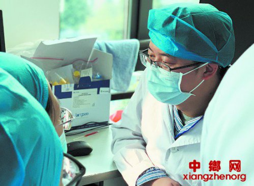 脱下厚重防护服时后背已被汗水浸湿 但他还不能休息……