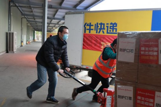 强生再次捐赠超2000万元的急需医疗防护物资驰援抗疫