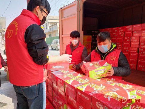 <b>山东郯城个体户朱时利1700箱八宝粥免费送</b>