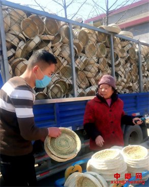 <b>山东郯城：“女能人”居家防疫忙编织赚外快两不误</b>