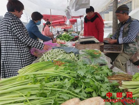 山东郯城：农村集市“回暖”新鲜蔬菜抢市
