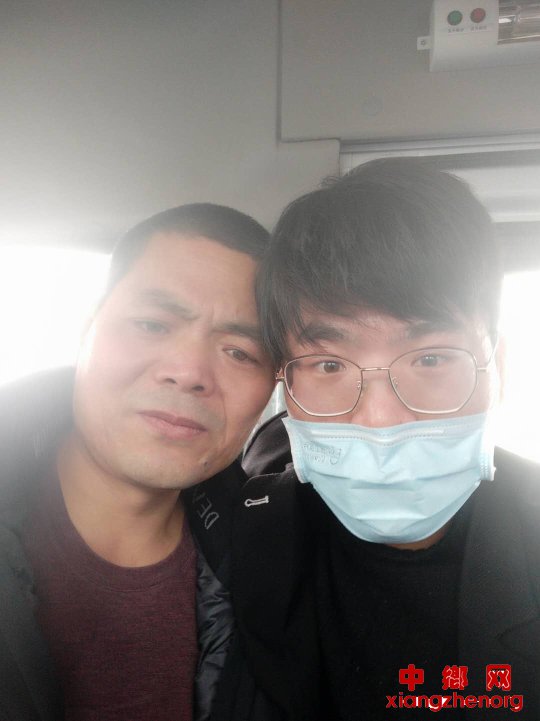 吴春红出狱后在车上与儿子合影。受访者供图