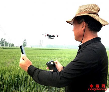 <b>山东郯城：农民“飞防”在“掌中”</b>