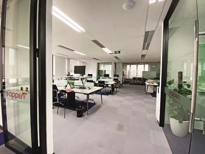 疫情期间,某人工智能公司组织远程办公,办公室空无一人。 图片来源 中新网